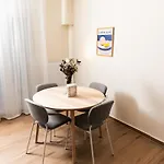 Spacious Executive W Balcony, Workspace, Washer Appartement