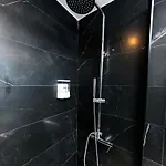 Spacious Executive W Balcony, Workspace, Washer Appartement *
