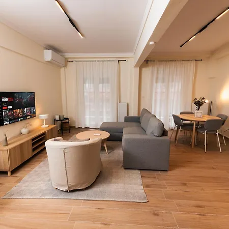 Spacious Executive W Balcony, Workspace, Washer Apartment