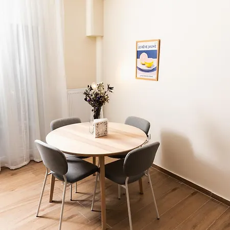 Spacious Executive W Balcony, Workspace, Washer アパート
