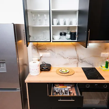 Апартаменты Spacious Executive W Balcony, Workspace, Washer Салоники
