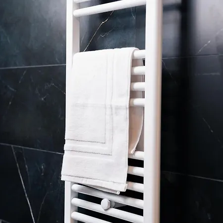 Апартаменты Spacious Executive W Balcony, Workspace, Washer