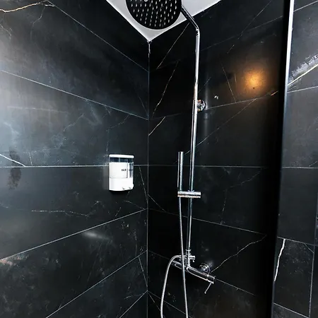 Spacious Executive W Balcony, Workspace, Washer Апартаменты *