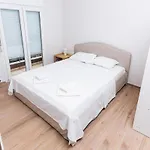 Spacious Executive W Balcony, Workspace, Washer