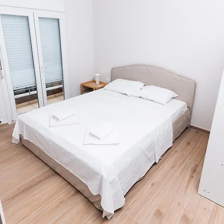 Spacious Executive W Balcony, Workspace, Washer