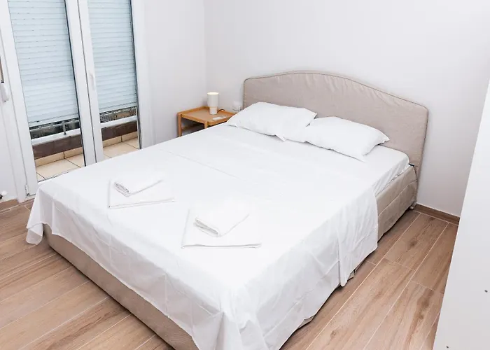 Spacious Executive W Balcony, Workspace, Washer