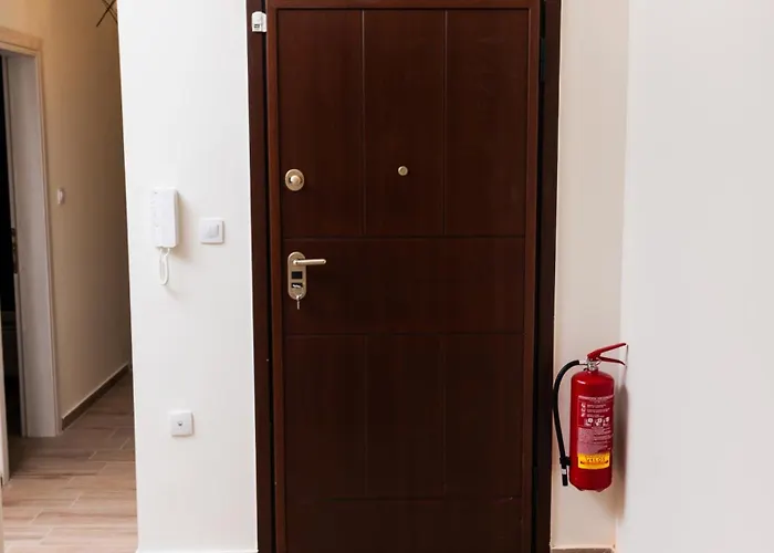 Spacious Executive W Balcony, Workspace, Washer Lejlighed *