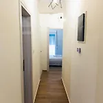 Spacious Executive W Balcony, Workspace, Washer Διαμέρισμα *