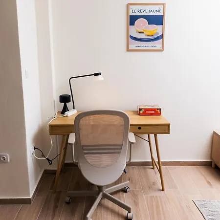 Spacious Executive W Balcony, Workspace, Washer Apartment