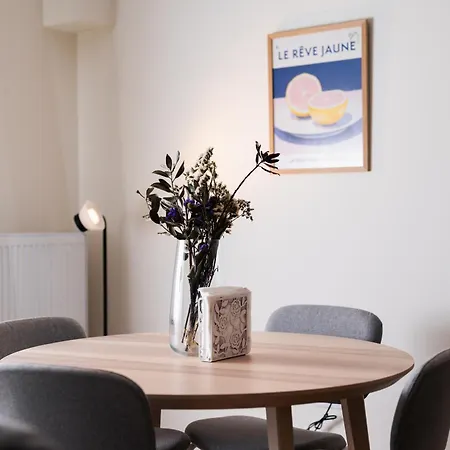 Apartment Spacious Executive W Balcony, Workspace, Washer *