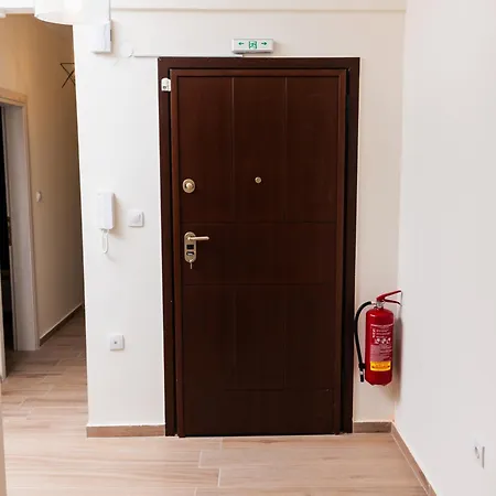 Spacious Executive W Balcony, Workspace, Washer Apartment *